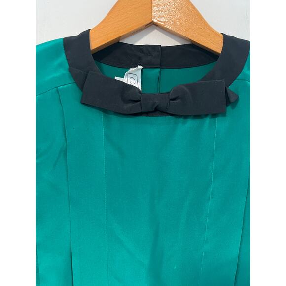 Carlisle 100% Silk Green  Pleated Blouse w Black Contrast Collar Size 8 JL - Picture 4 of 10